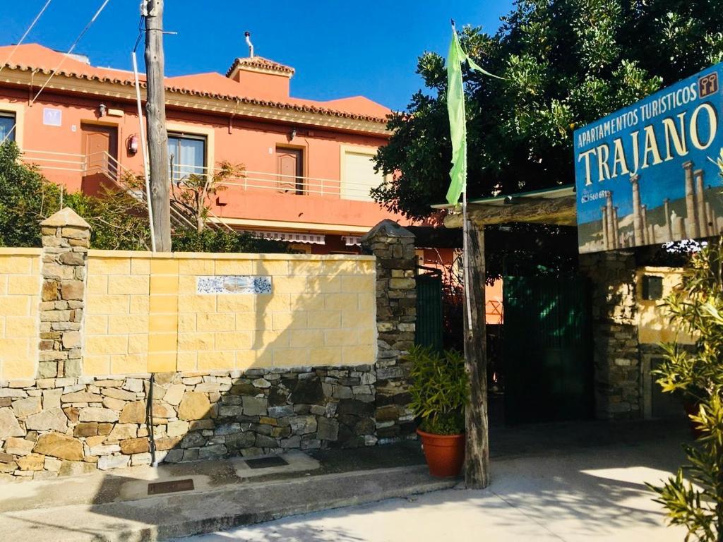 Apartamentos Turisticos Trajano Bolonia Zewnętrze zdjęcie